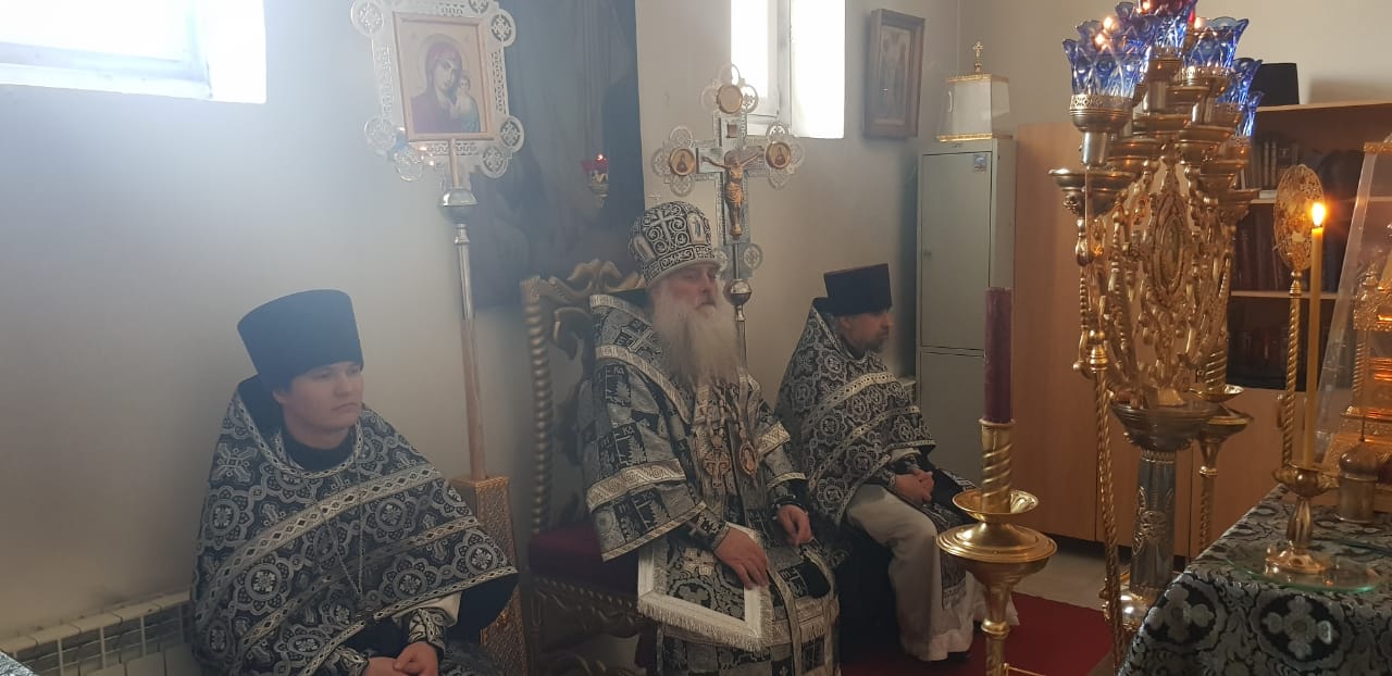 Митрополит Сергий совершил Литургию Преждеосвященных Даров в Иверском храме Барнаула