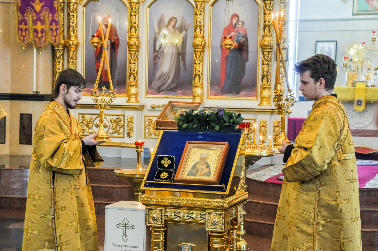 Митрополит Сергий совершил Литургию в храме святителя Димитрия Ростовского