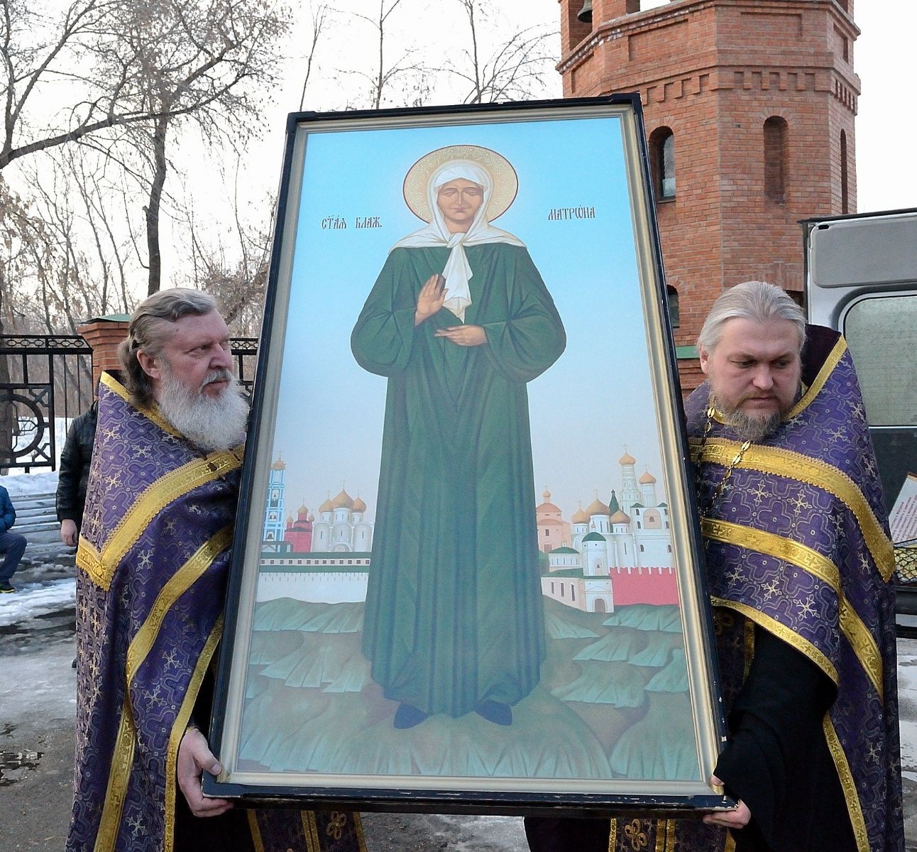 В Александро-Невский Собор привезли икону и мощи блаженной Матроны Московской