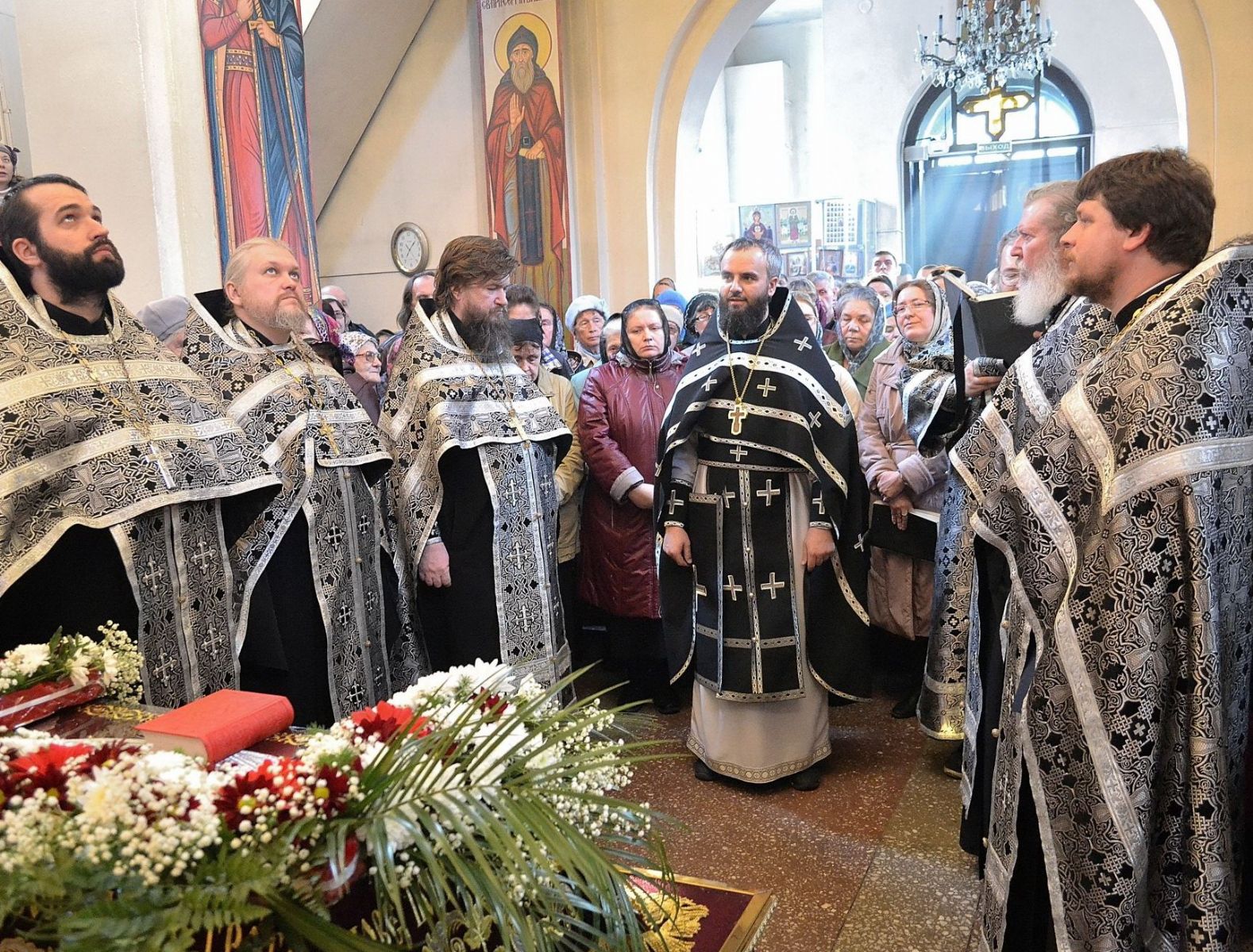  Утреня Великой Субботы с чином погребения Плащаницы совершена в Александро-Невском Соборе г.Барнаула