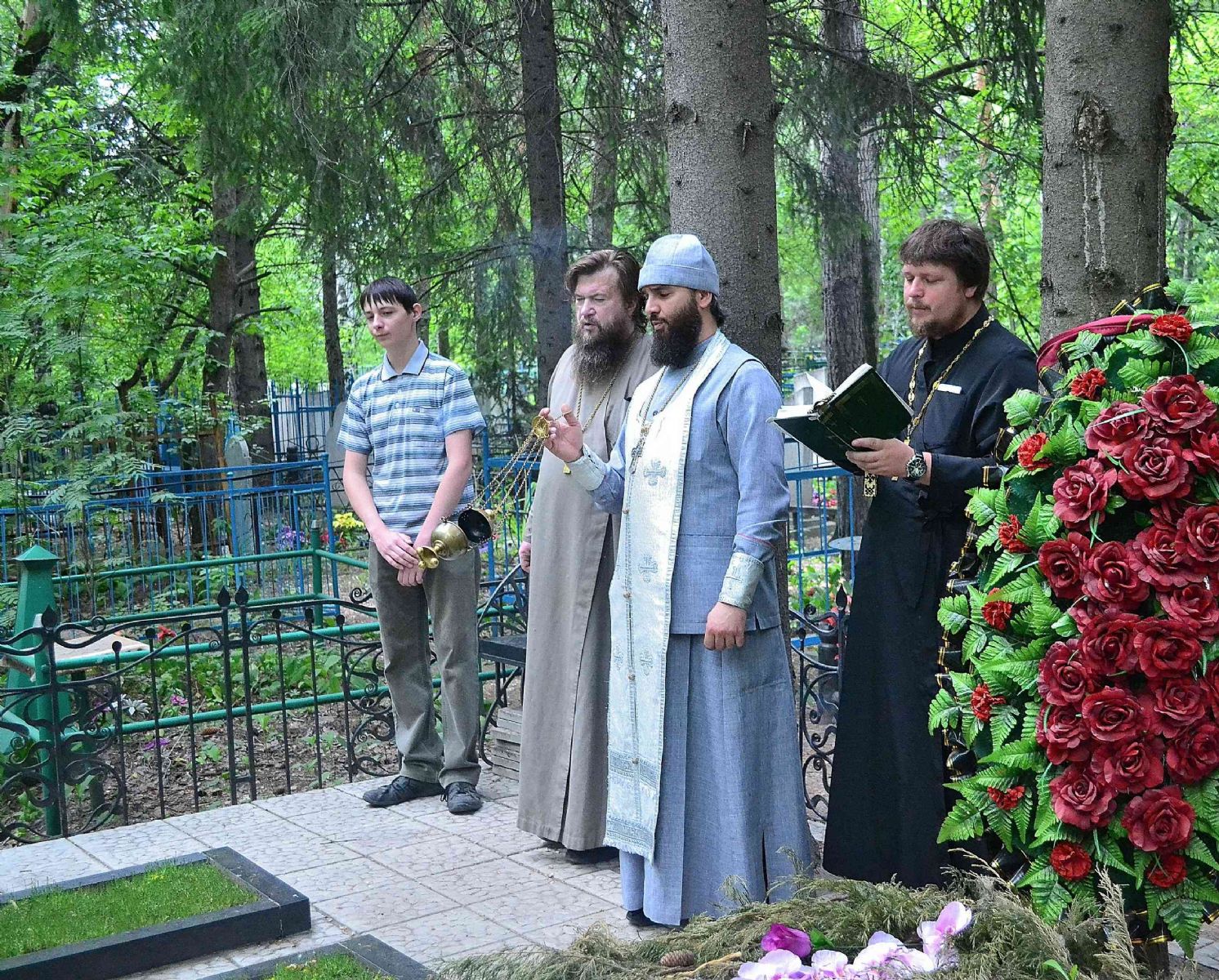 Духовенство и прихожане  Александро-Невского Собора молитвенно почтили память митрофорного протоиерея Александра Войтовича