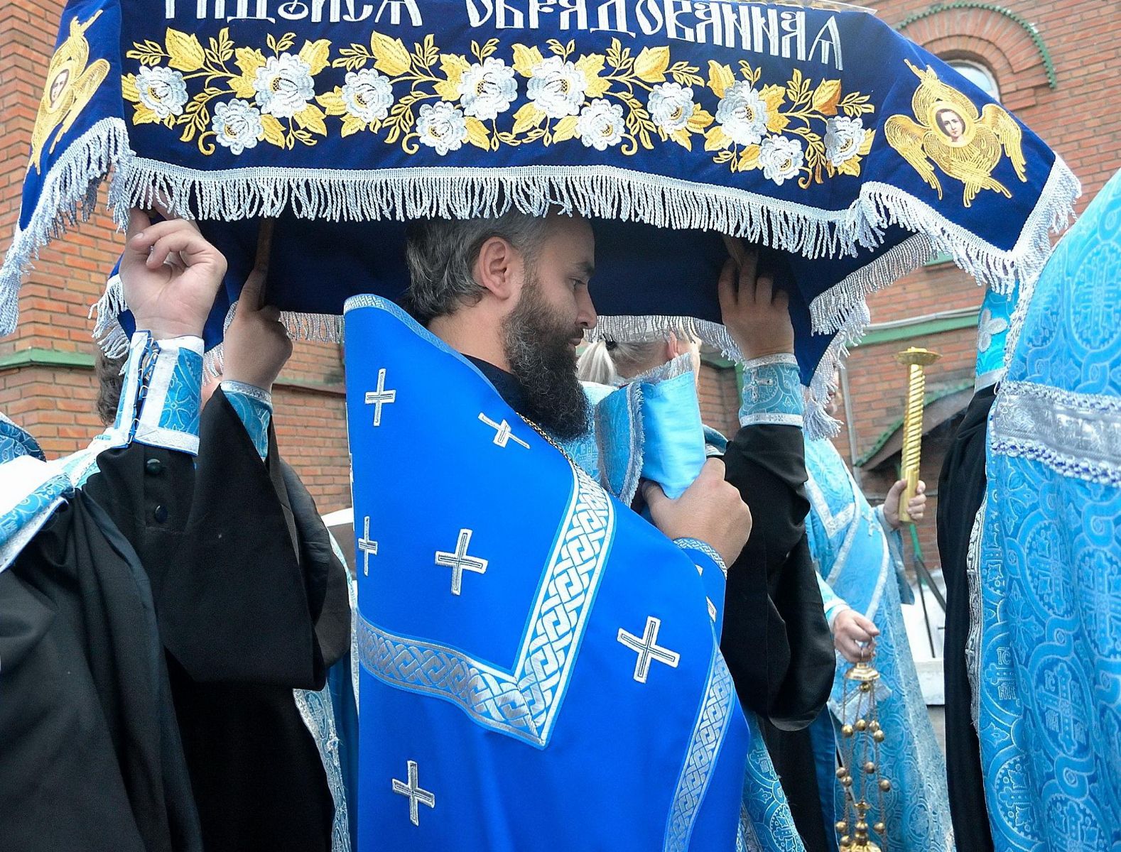 В Александро-Невском Соборе совершен чин погребения Плащаницы Пресвятой Богородицы