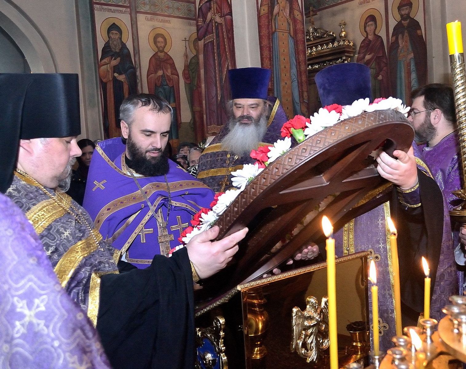 В канун Крестопоклонной Недели в нашем храме совершено всенощное бдение с чином выноса Честного и Животворящего Креста Господня