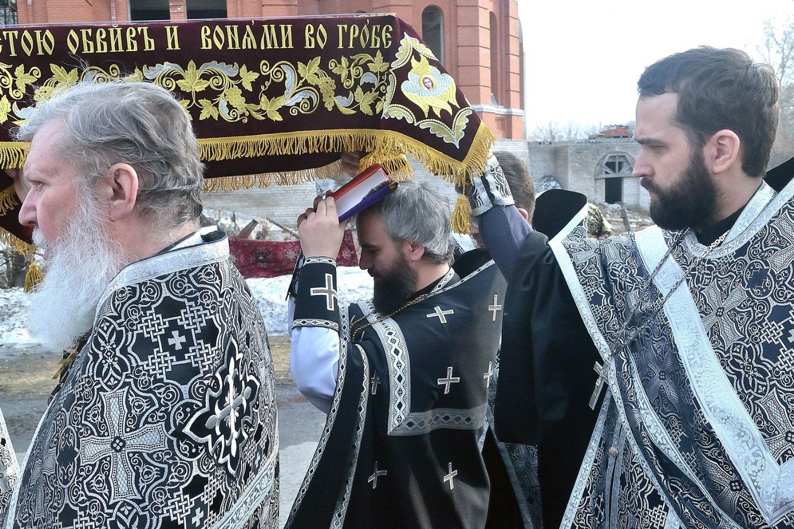 Чин выноса и  погребения Плащаницы  совершены  в Богоявленском храме Александро-Невского храмового комплекса