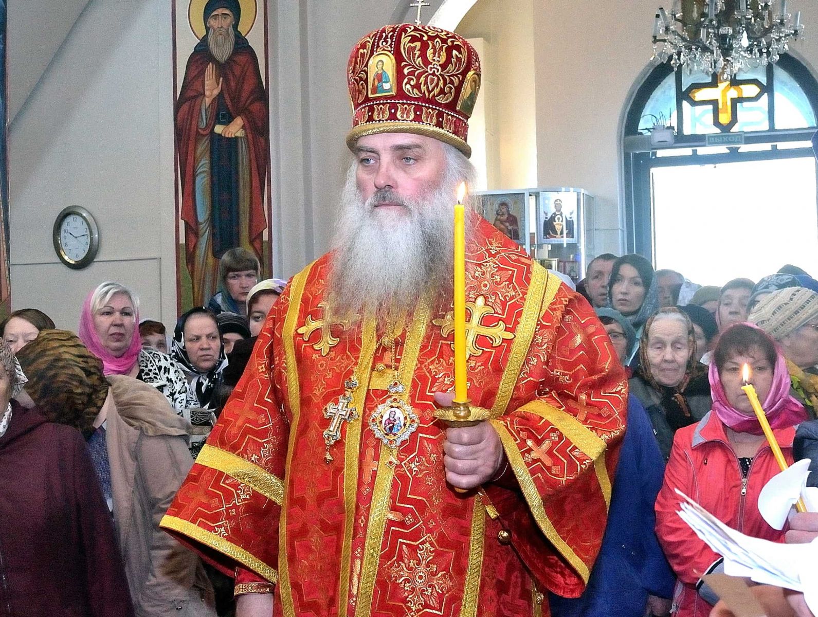 В день Радоницы митрополит Сергий совершил Литургию и  Пасхальное поминовение усопших  в Богоявленском храме 