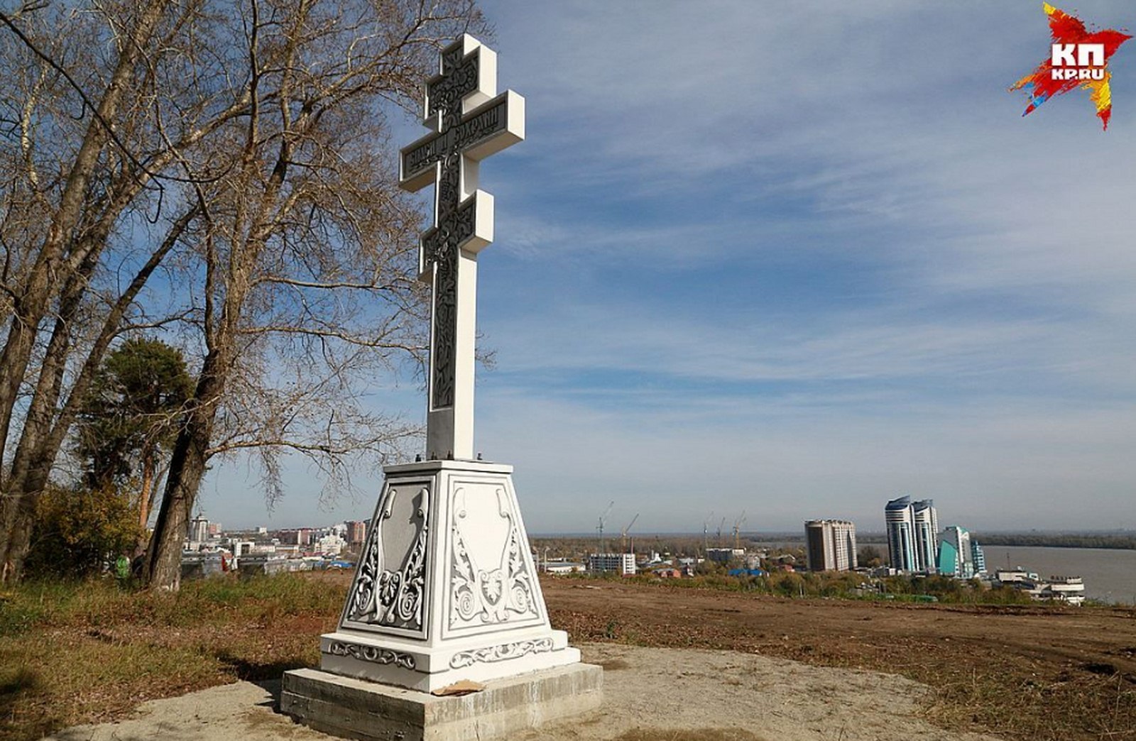 Шестиметровый крест освятили в Нагорном парке Барнаула