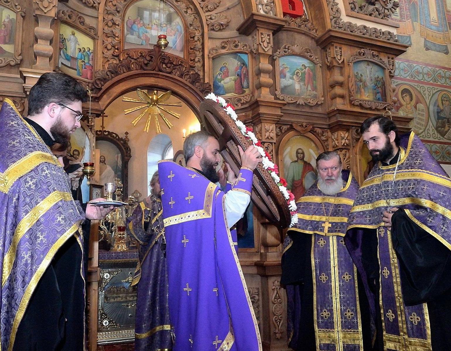 В Богоявленском храме Александро-Невского храмового комплекса совершено вечернее богослужение с чином Воздвижения Креста Господня 