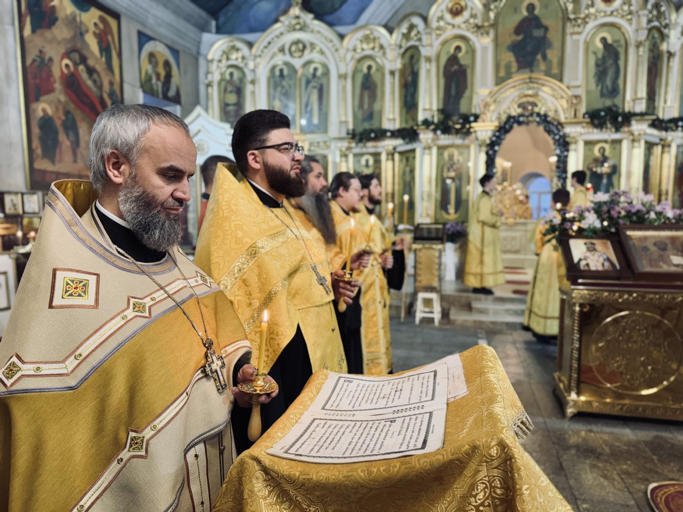 Протоиерей Андрей Басов сослужил Митрополиту Сергию вечернее богослужение с чтением акафиста в Никольском храме г. Барнаула