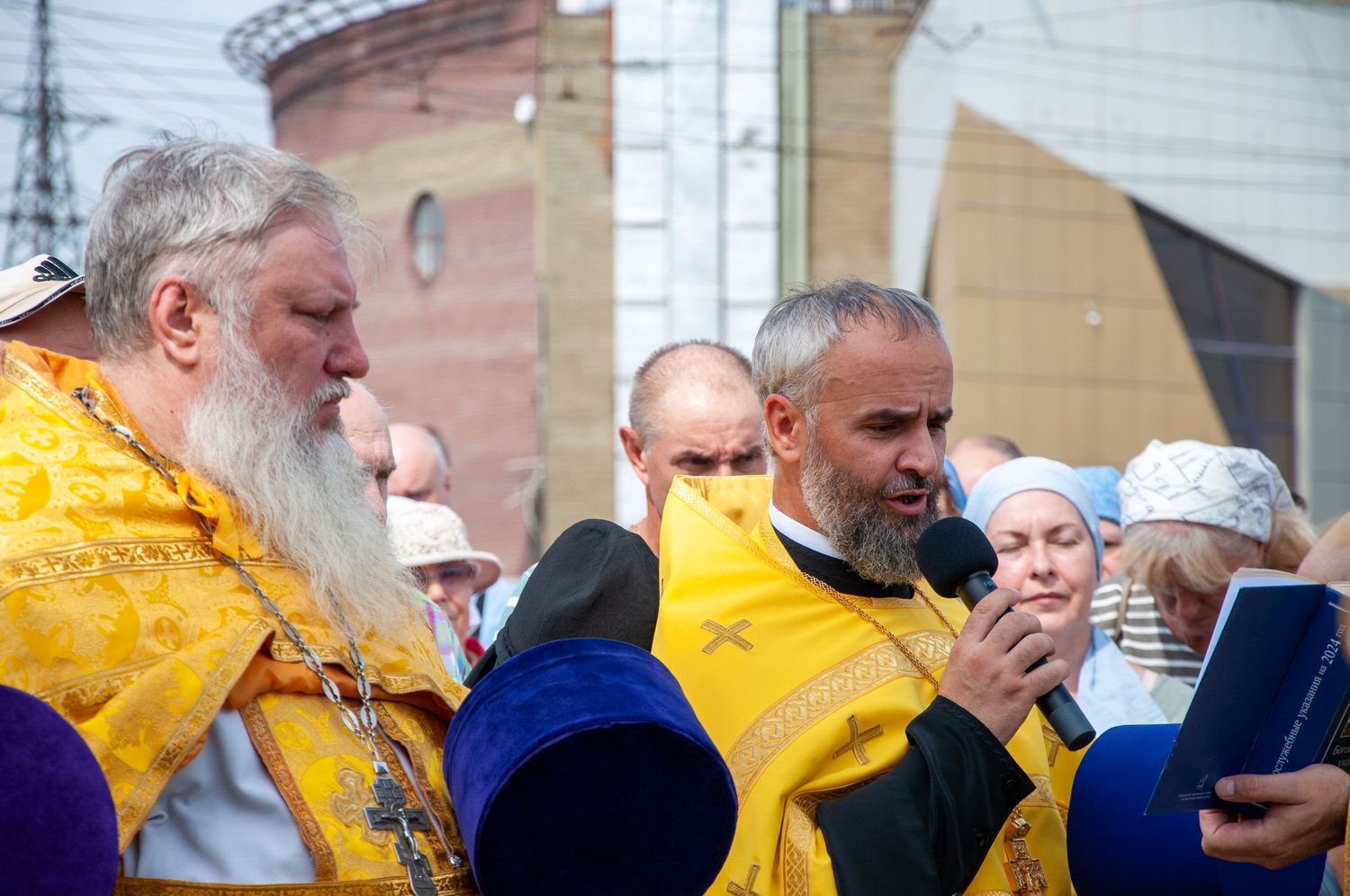 В праздник равноапостольного великого князя Владимира и День Крещения Руси протоиерей Андрей Басов сослужил Божественную литургию Митрополиту Сергию