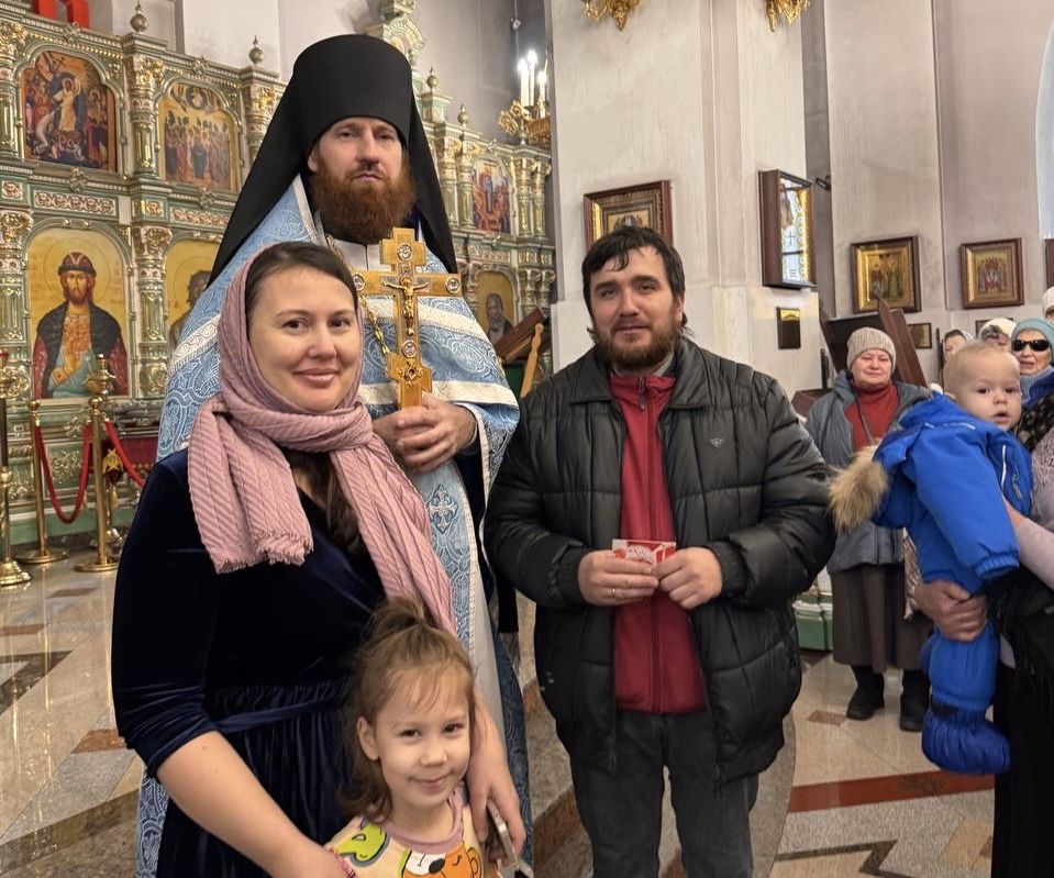 Иеромонах Даниил (Лыков) и сестры милосердия поздравили многодетных мам