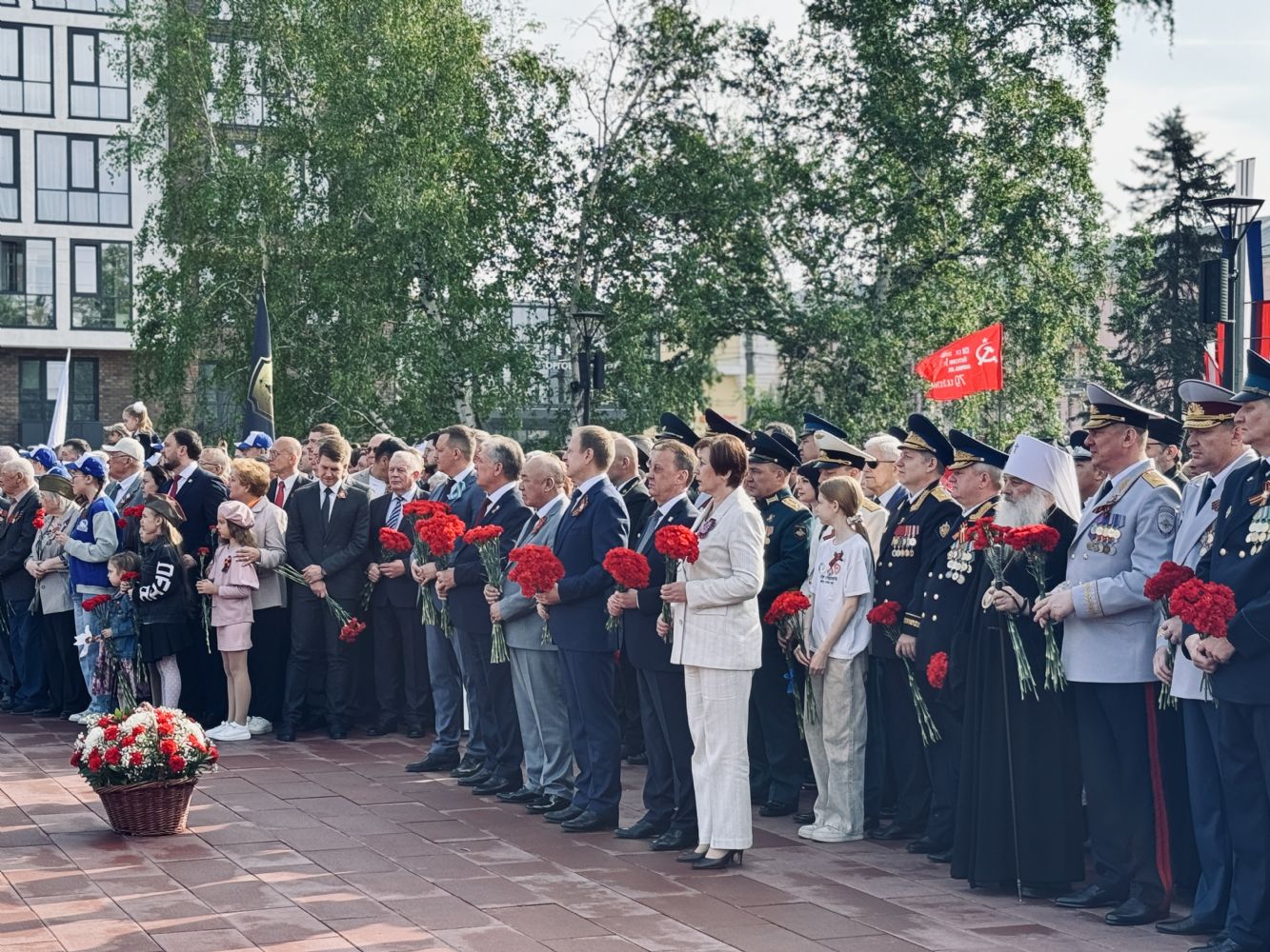 Митрополит Сергий и духовенство Епархии приняли участие в возложении цветов на Мемориале Славы