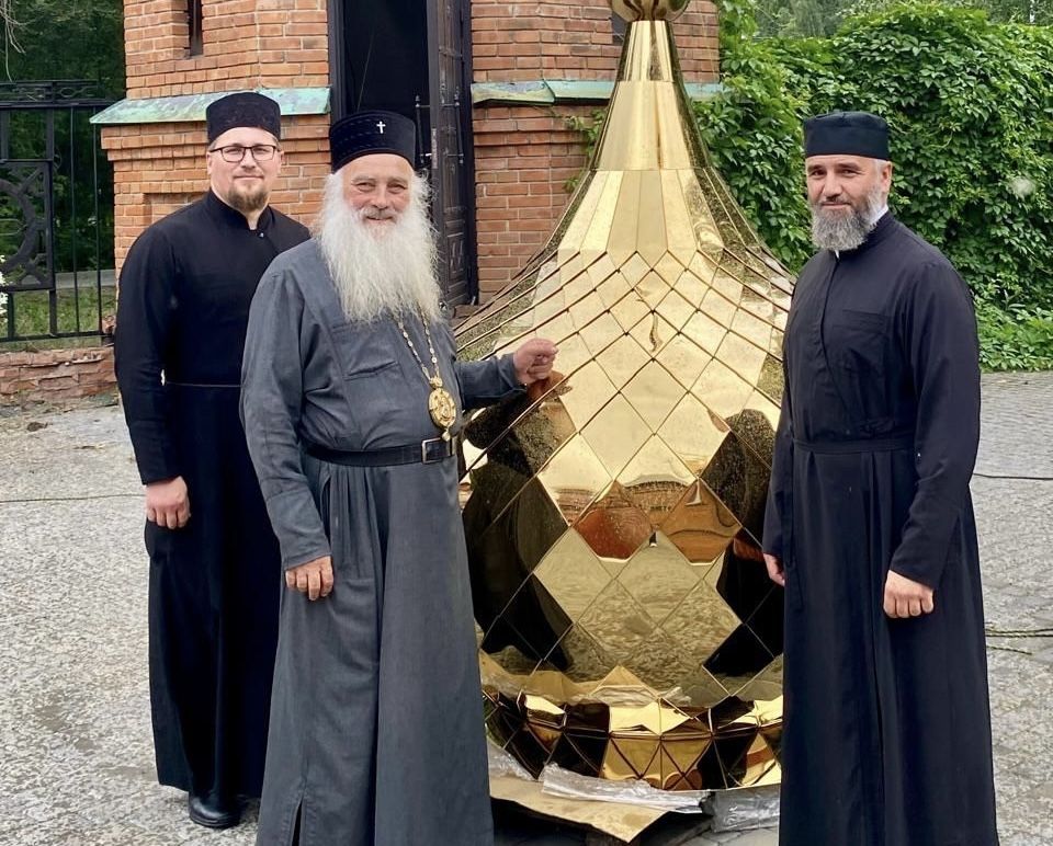 Архипастырь освятил крест и купол для звонницы Богоявленской церкви Александро-Невского храмового комплекса