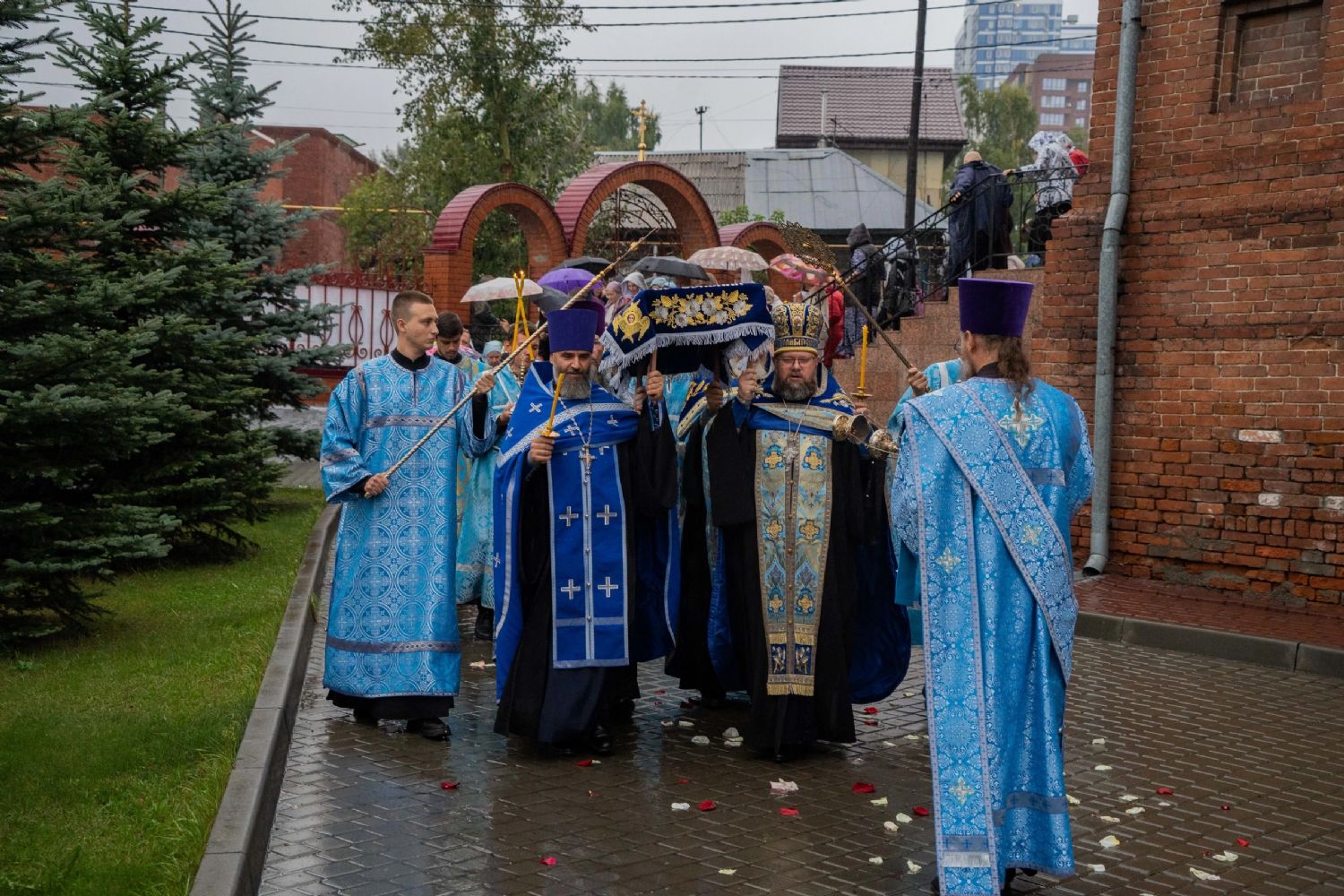 Соборное богослужение с чином погребения Плащаницы Пресвятой Богородицы