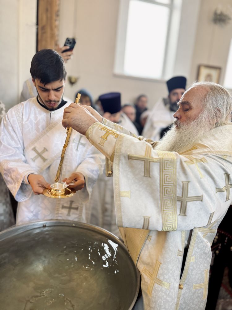 Митрополит Сергий возглавил Литургию с чином великого освящения воды в Богоявленском храме