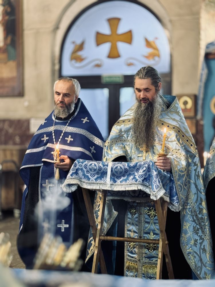 Протоиерей Андрей Басов сослужил Митрополиту Сергию вечернее Богослужение с чтением акафиста в Никольском храме г. Барнаула