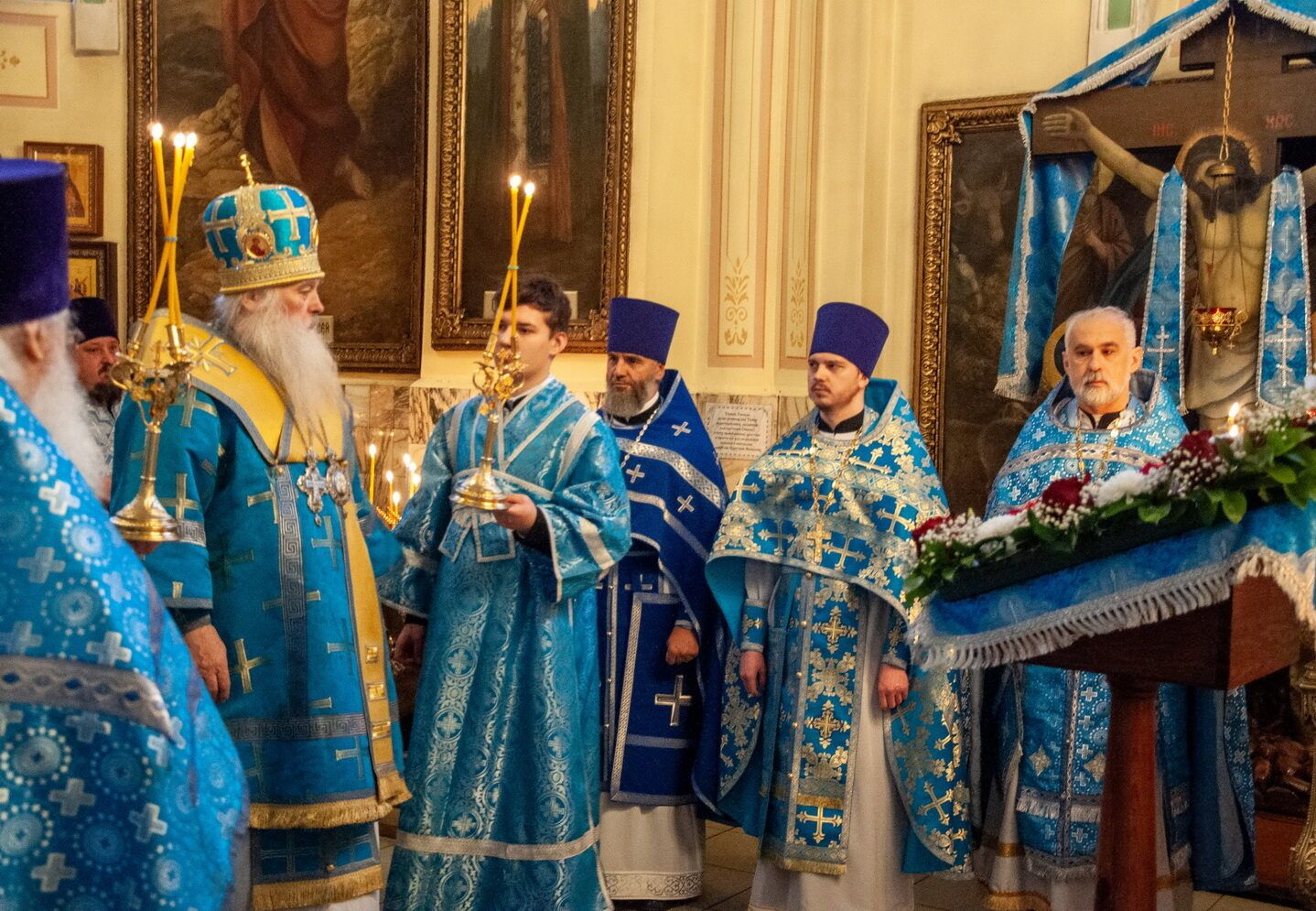 Благочинный Барнаульского городского округа протоиерей Андрей Басов сослужил Митрополиту Сергию литургию в Покровском кафедральном соборе