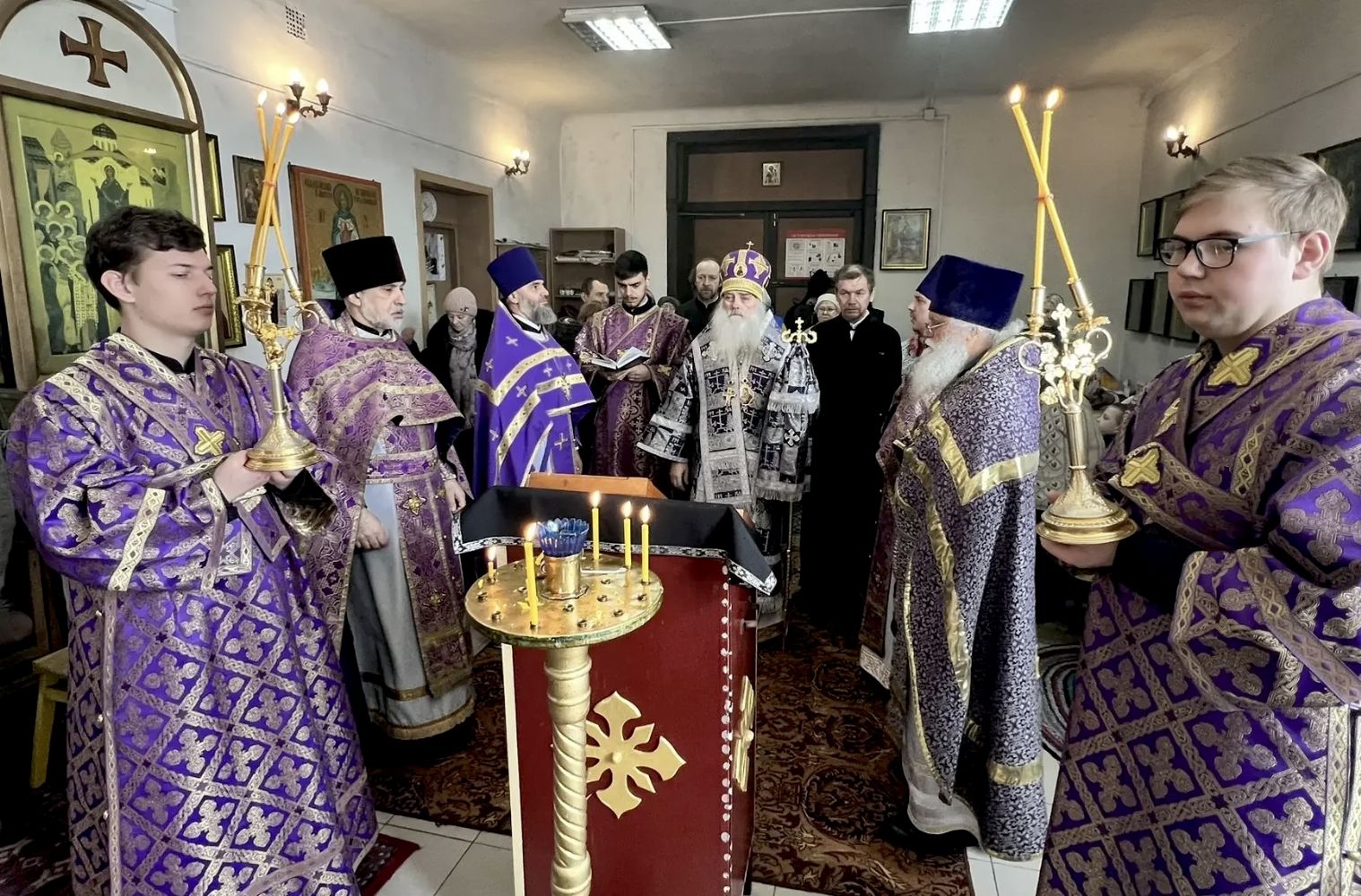 Протоиерей Андрей Басов сослужил Митрополиту Сергию Литургию и панихиду в п. Восточный