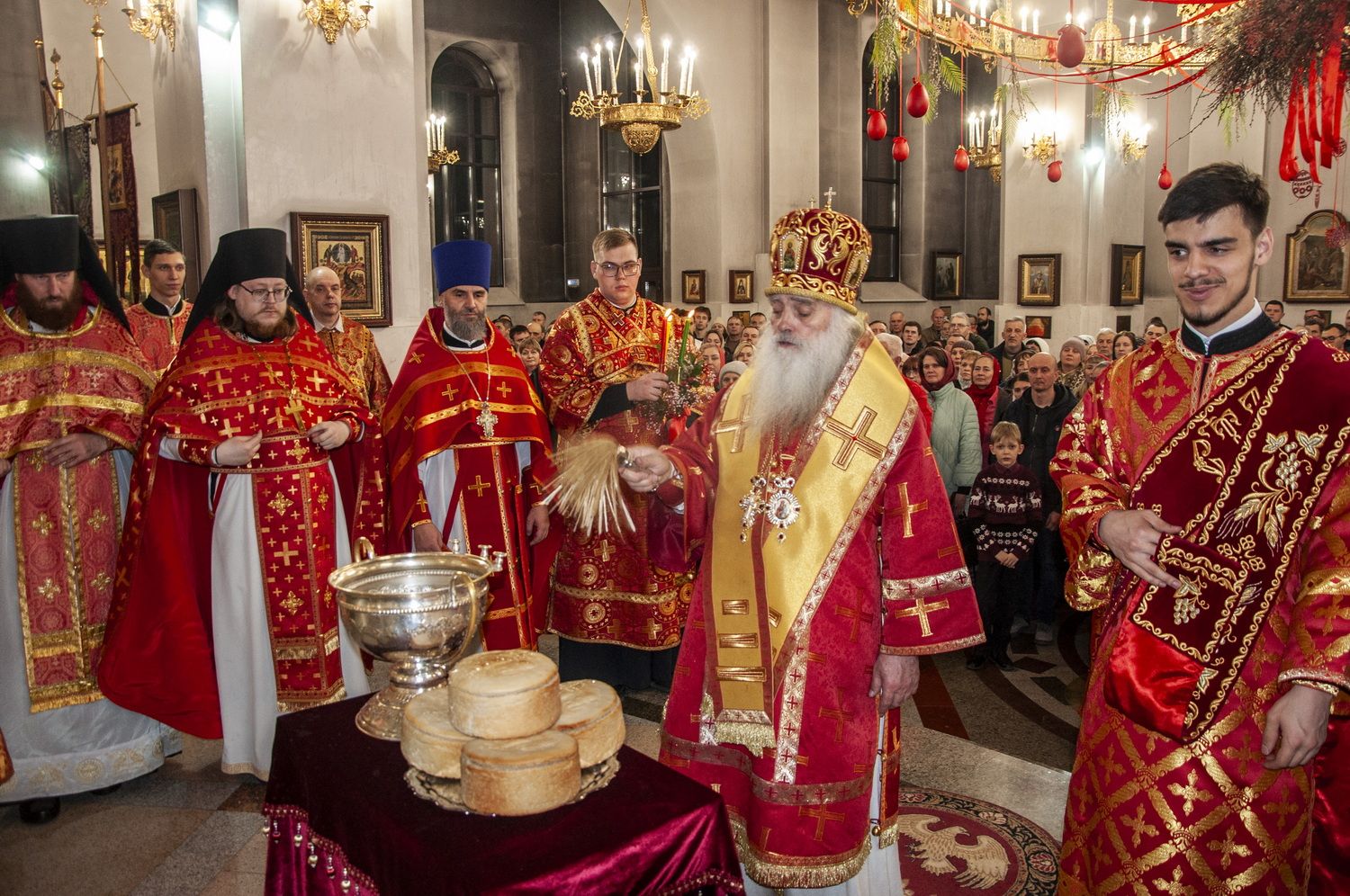 ХРИСТОС ВОСКРЕСЕ! Митрополит Сергий совершил Пасхальные богослужения в Александро-Невском соборе города Барнаула