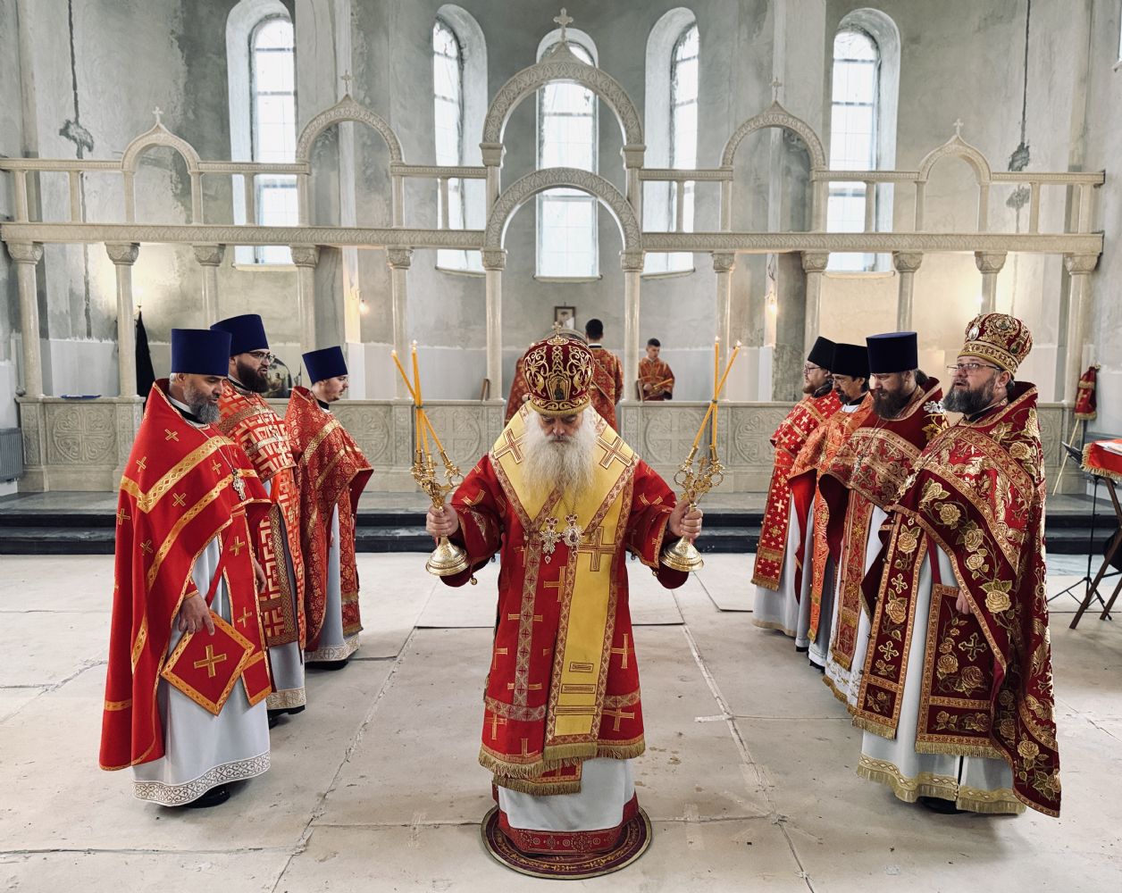 В понедельник Светлой седмицы Владыка Сергий совершил Литургию в строящемся Спасском соборе г. Барнаула