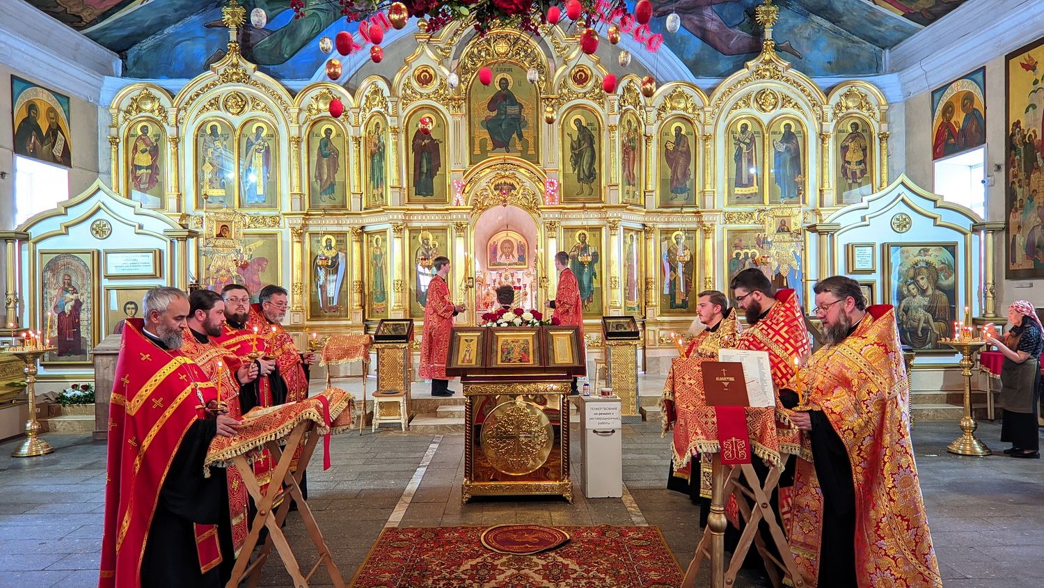 Благочинный Барнаульского городского округа протоиерей Андрей Басов сослужил Митрополиту Сергию вечернее Богослужение с чтением акафиста в Никольском храме г. Барнаула