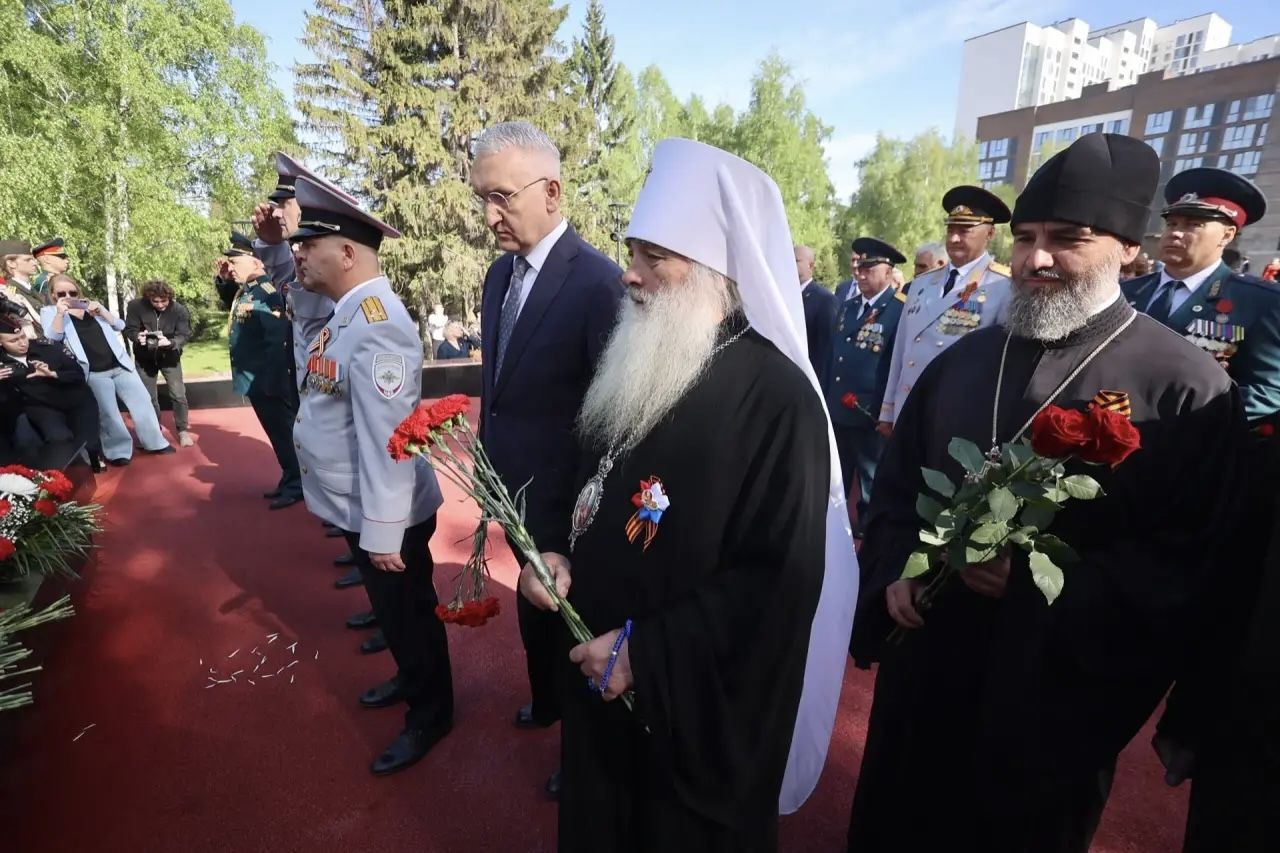 Митрополит Сергий и протоиерей Андрей Басов приняли участие в Параде Победы