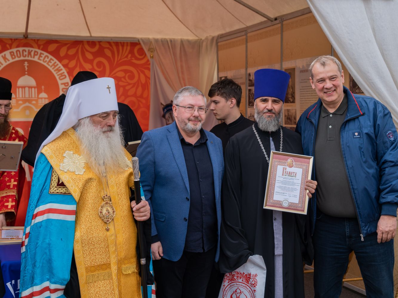 В Барнауле открылась выставка-ярмарка «От покаяния к воскресению России»