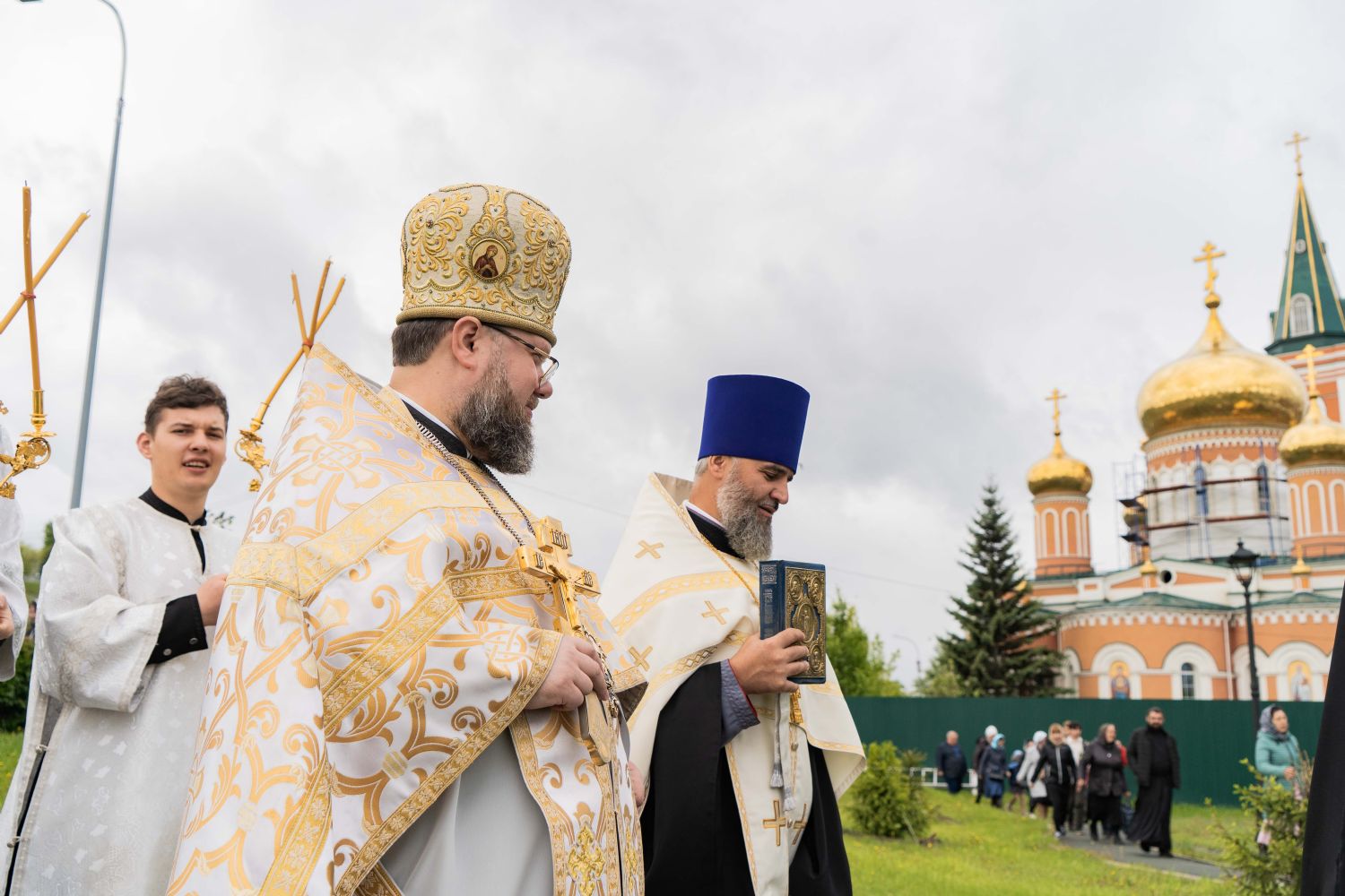 В День славянской письменности и культуры верующие прошли крестным ходом до памятника равноап. Кириллу и Мефодию в Барнауле