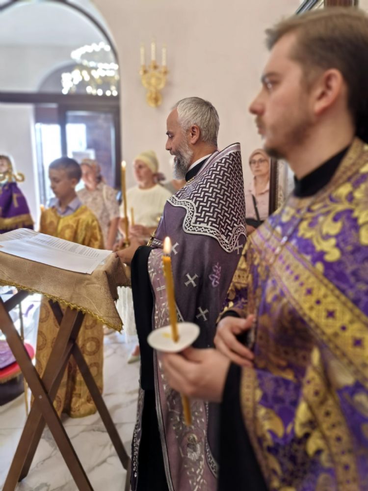 Архипастырь совершил вечернее богослужение с чтением акафиста