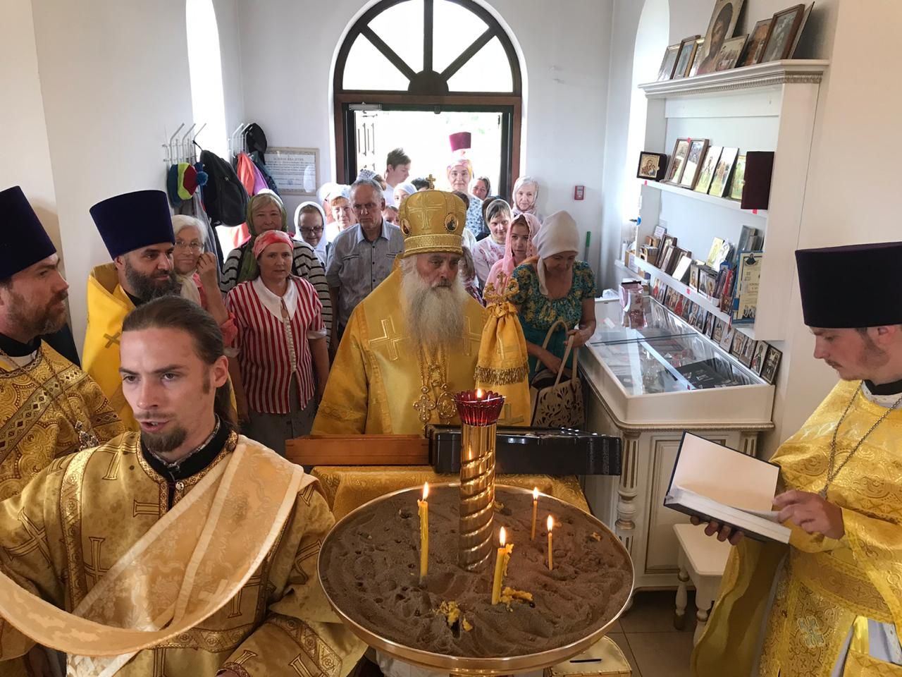 Благочинный Барнаульского городского округа протоиерей Андрей Басов сослужил Митрополиту Сергию Божественную литургию в храме Всех святых