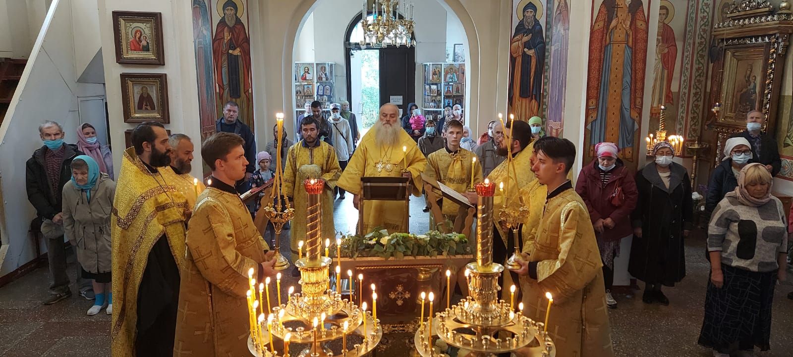 Владыка Сергий совершил вечернее богослужение с чтением акафиста в Богоявленском храме в Барнауле