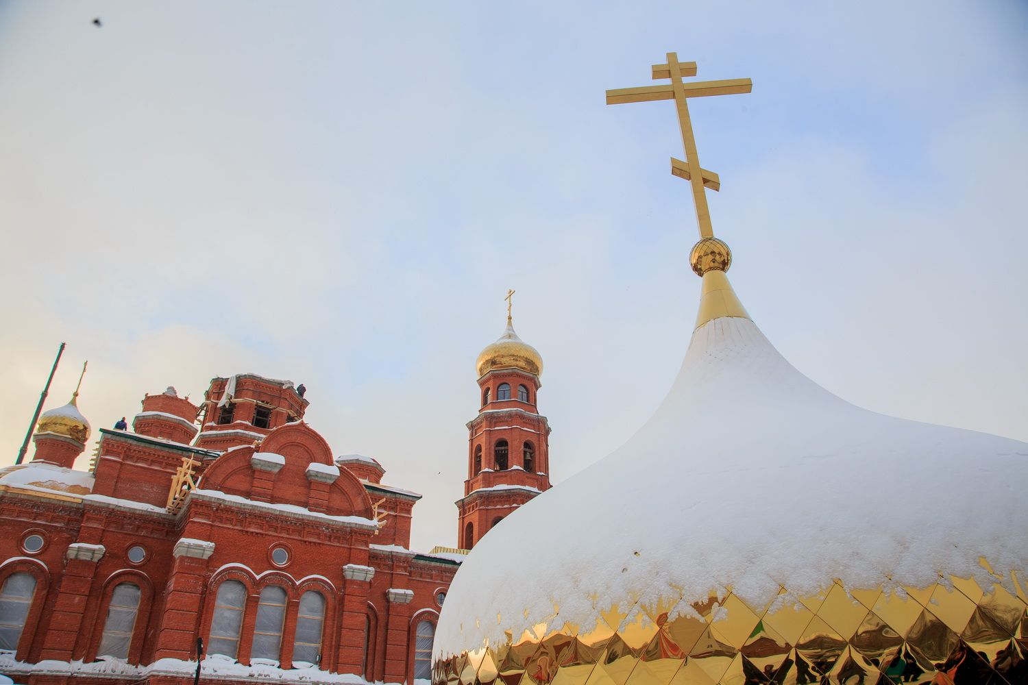 Митрополит Сергий освятил накупольный крест для строящегося Александро-Невского собора