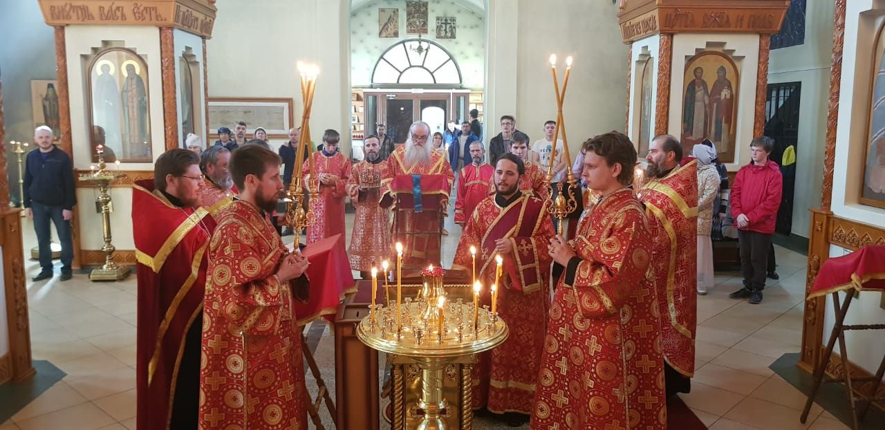 Протоиерей Андрей Басов сослужил митрополиту Сергию в храме Иоанна Богослова