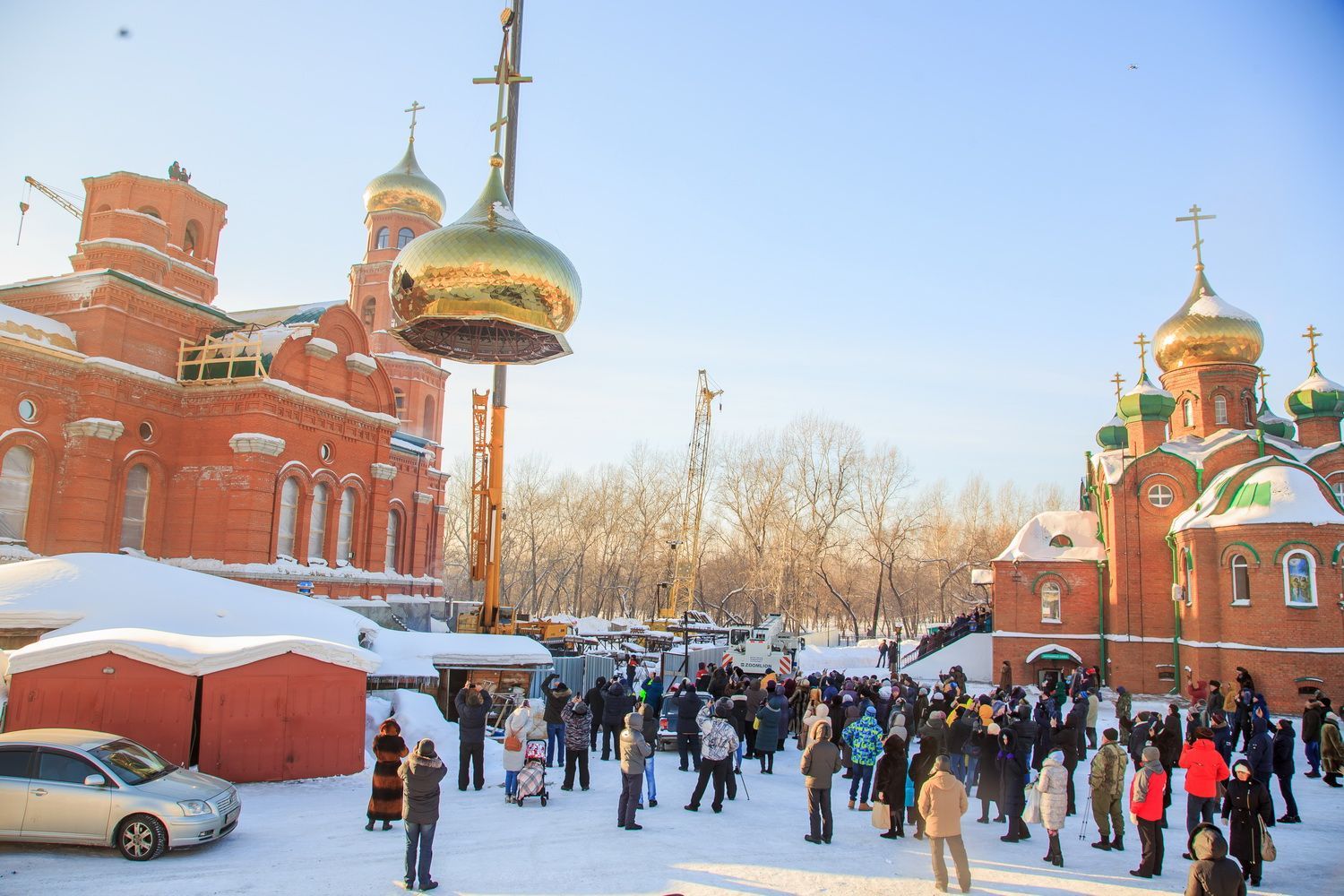 В Барнауле на Александро-Невский собор подняли самый большой купол в крае