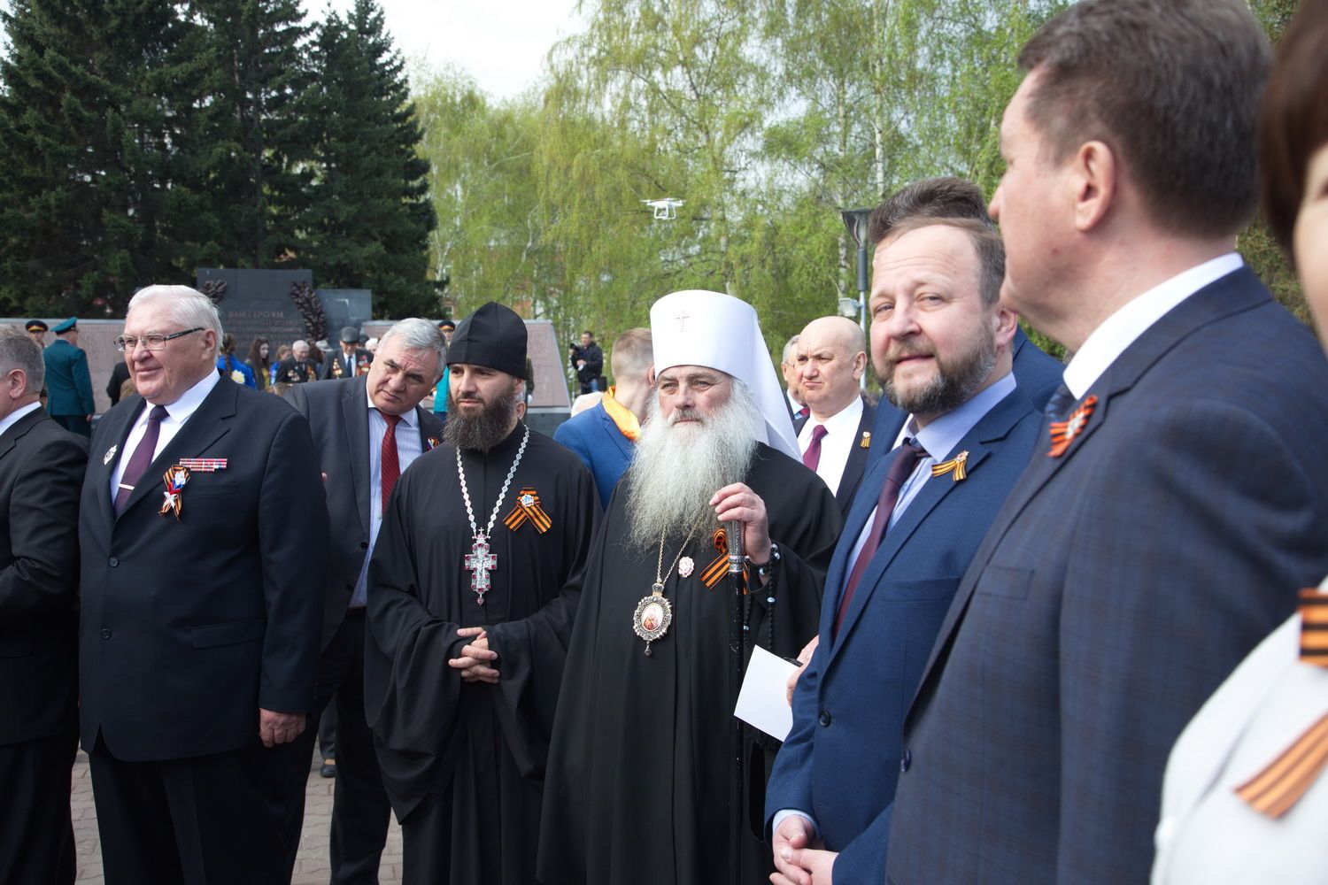 Митрополит Сергий возложил цветы к Мемориалу Славы в Барнауле