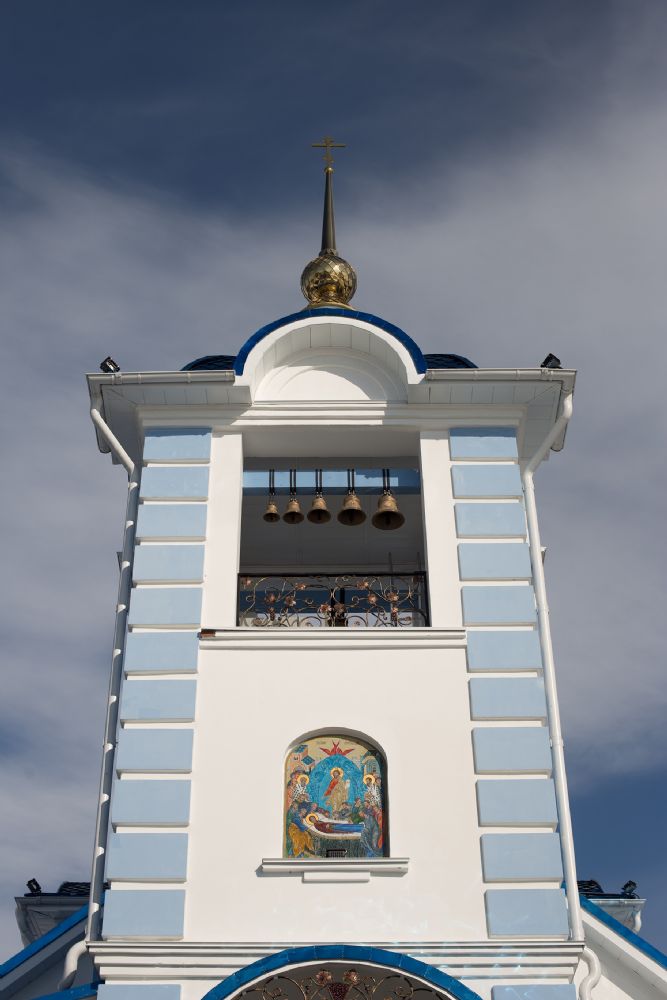 На колокольню Успенского храма в Фирсово подняли колокола