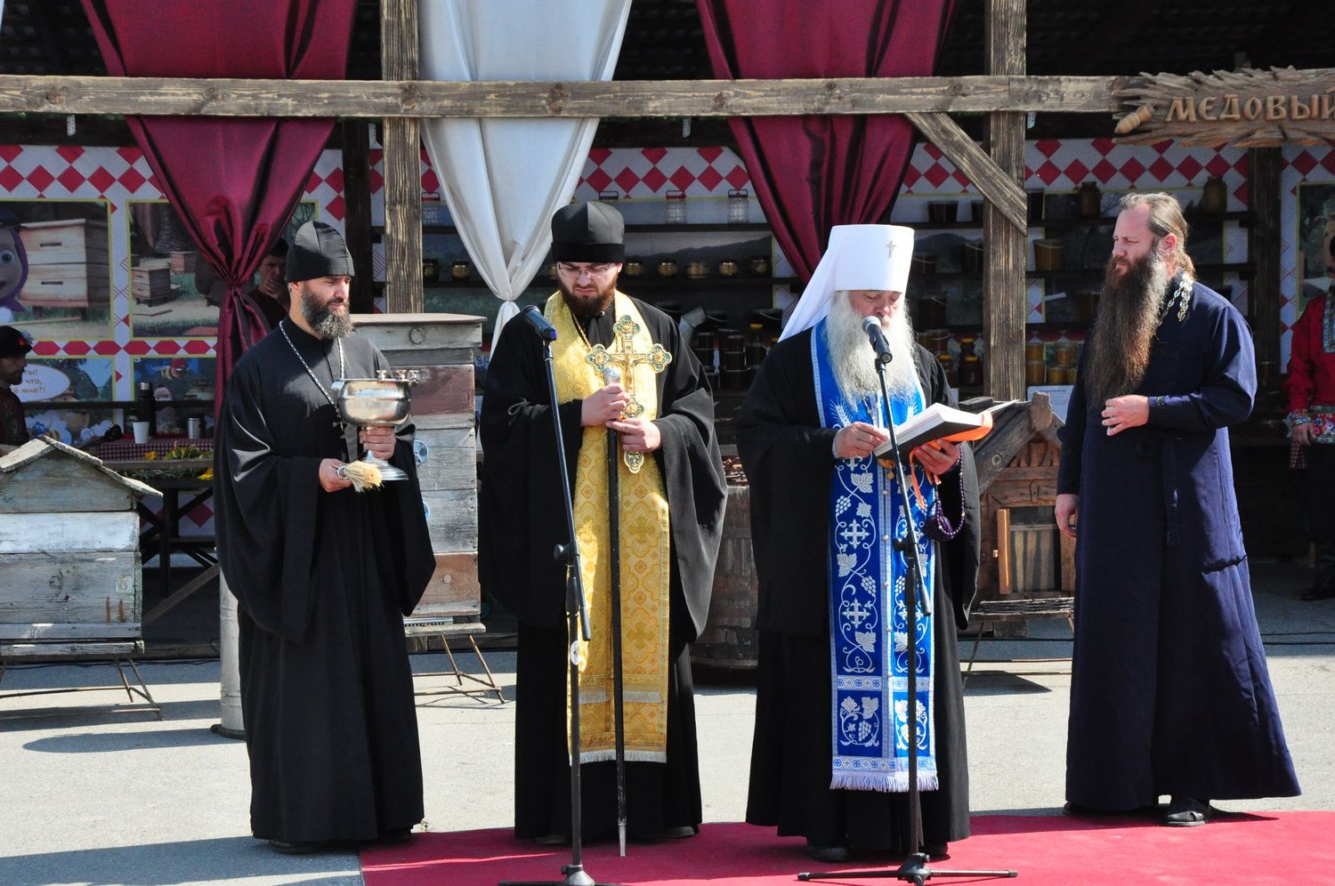 Протоиерей Андрей Басов и иерей Дионисий Рейм сослужили Митрополиту Сергию в День пчеловода 