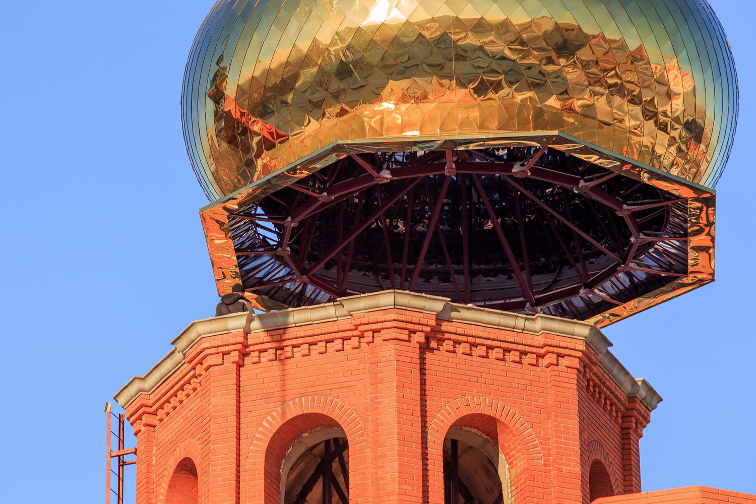 На строящийся Александро-Невский собор в Барнауле подняли центральный купол