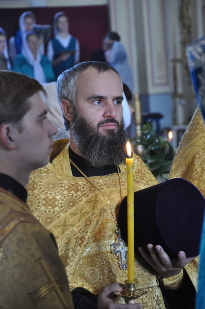 Протоиерей Андрей Басов сослужил митрополиту во время встречи мощей царственных страстотерпцев и алапаевских мучеников 