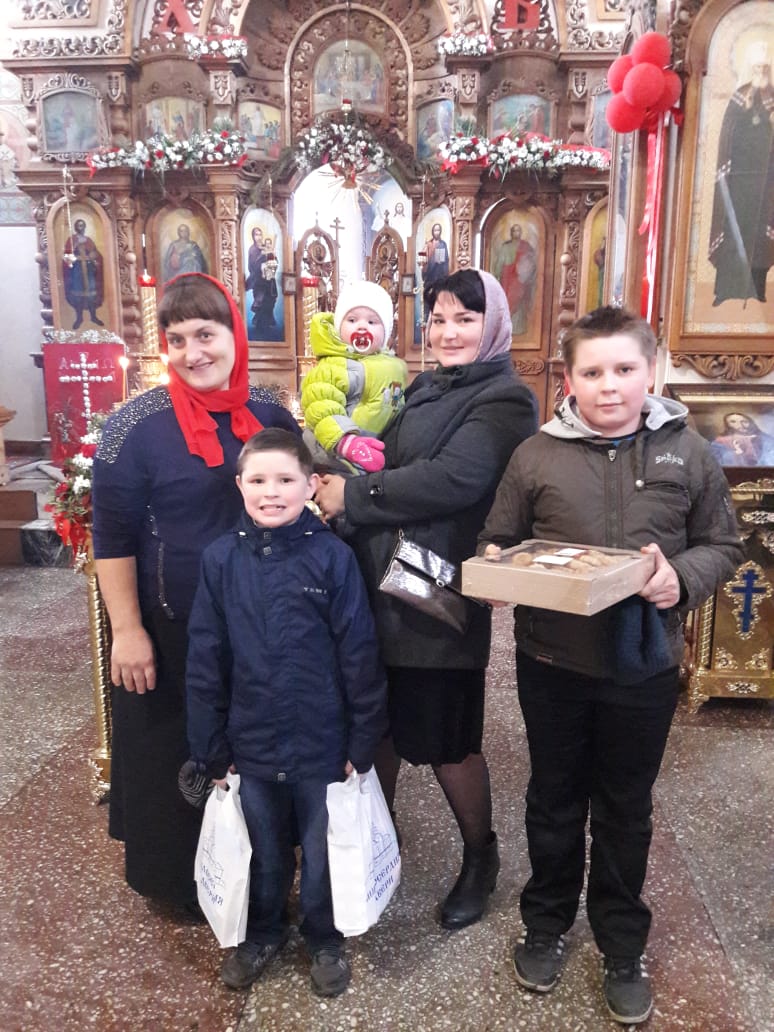 Социальная служба Александро-Невского собора провела Светлую седмицу в пасхальных поздравлениях