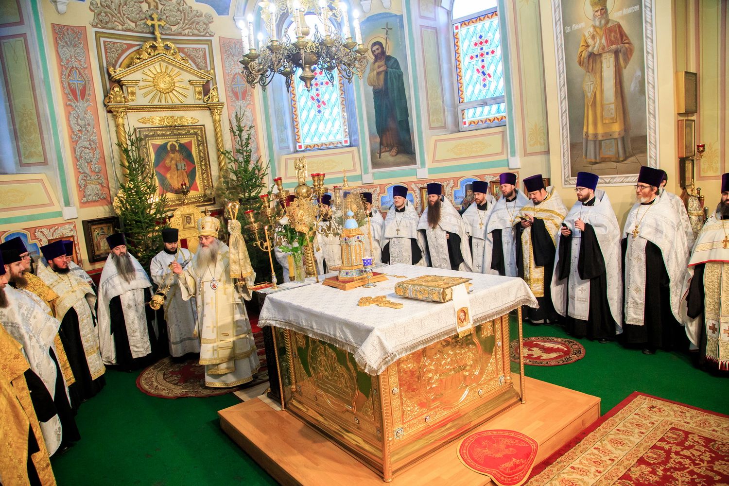 Настоятель и клирики Александро-Невкого собора сослужили Митрополиту Сергию в Покровском Кафедральном Соборе