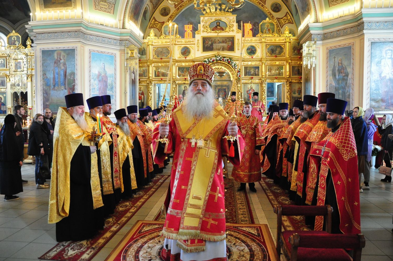 Благочинный Барнаульского городского округа протоиерей Андрей Басов сослужил митрополиту Сергию великую вечерню