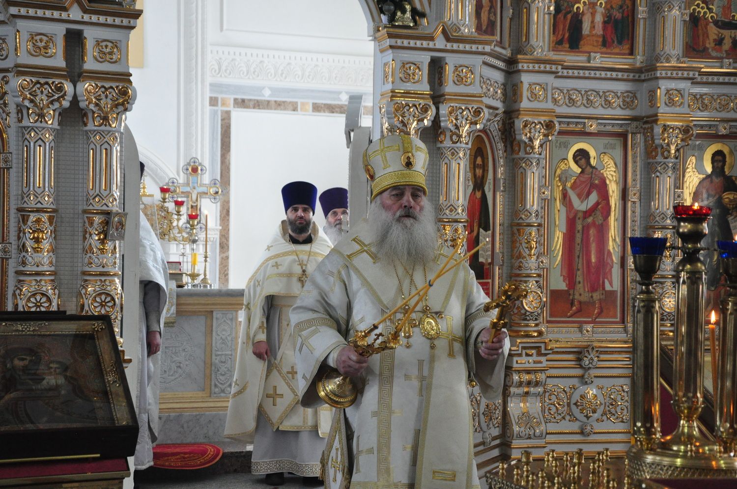 В родительскую субботу протоиерей Андрей Басов сослужил Митрополиту Сергию Литургию  в храме на горе