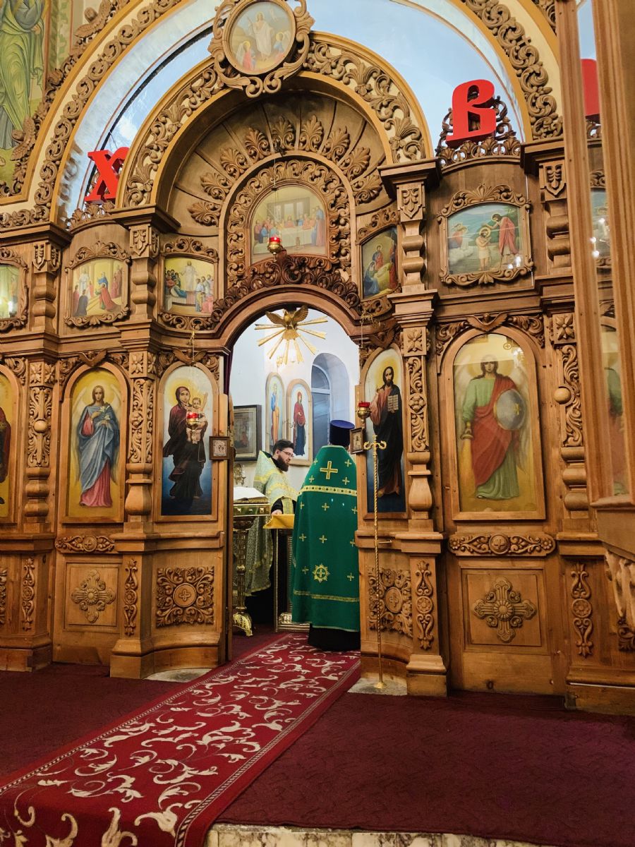 Протоиерей Андрей Басов возглавил молебен на новолетие в Александро-Невском Соборе
