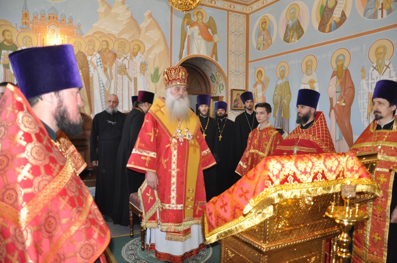 Настоятель Александро-Невского собора протоиерей Андрей Басов сослужил Митрополиту Сергию пасхальную великую вечерню