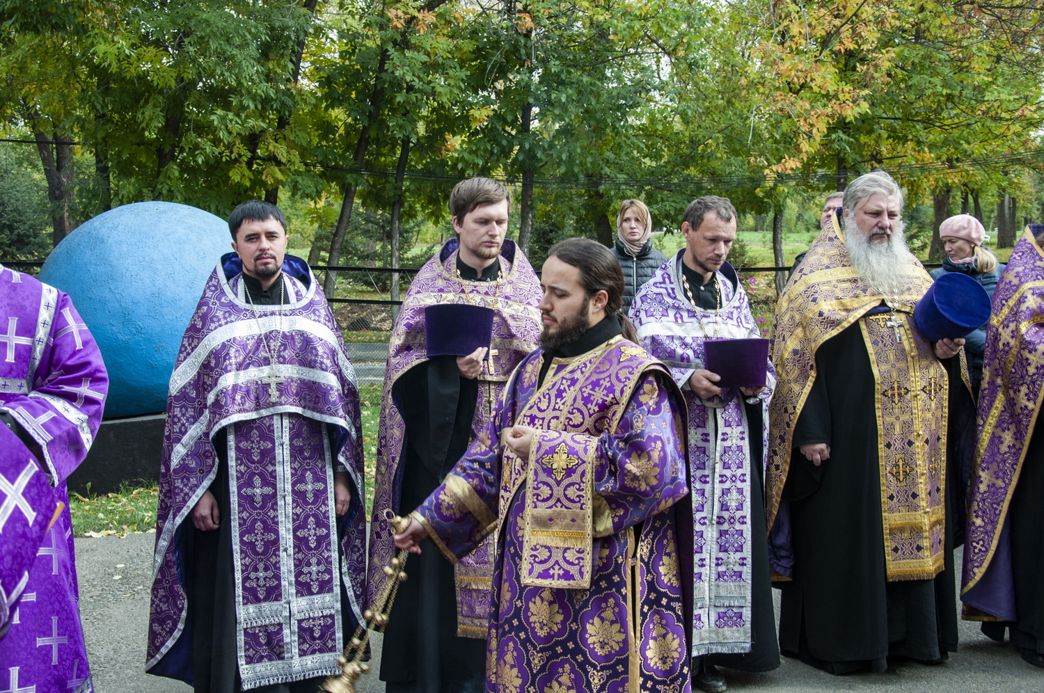 Клирик Александро-Невского Собора иерей Сергий Никандров принял участие в молебне у Крестовоздвиженской церкви
