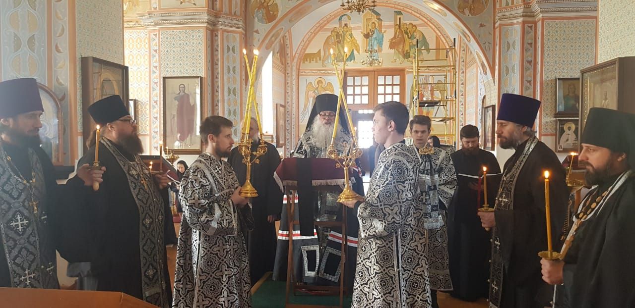 Владыка Сергий совершил чтение покаянного канона в Знаменском монастыре