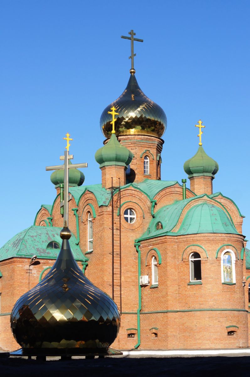 Митрополит Сергий освятил накупольный крест для строящегося Александро-Невского собора