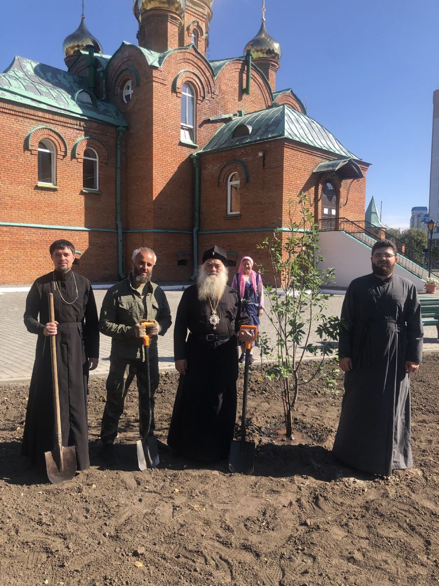 Митрополит Барнаульский и Алтайский Сергий принял участие в посадке деревьев и растений в зарождающемся саду Александро-Невского Собора 