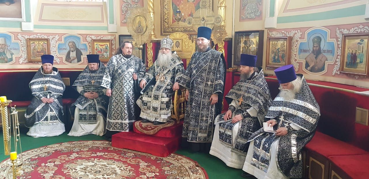 Митрополит Сергий совершил Литургию Преждеосвященных Даров в Покровском соборе