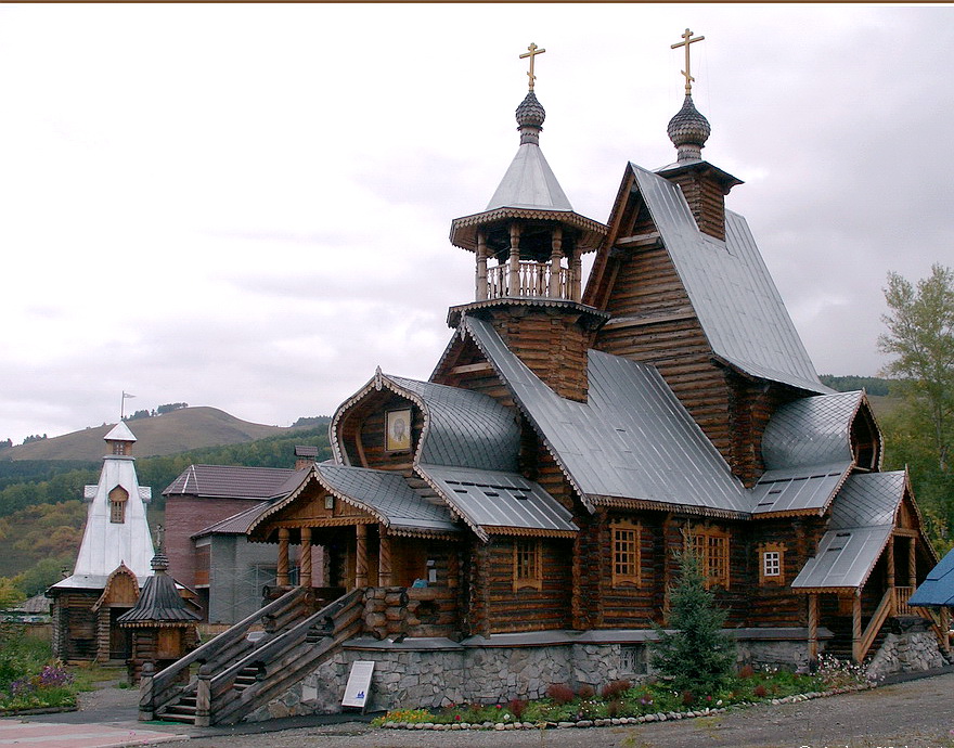 Горно алтайск храм. Свято Макарьевский храм Горно Алтайск. Церковь Макария в Горно-Алтайске. Церковь Макария преподобного Алтайского.